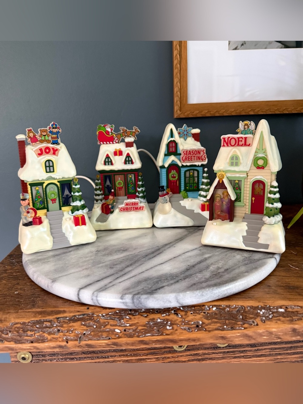 Hallmark Set of 4 2009 CAROLING COTTAGES - LIGHT & MUSIC synchronized Christmas